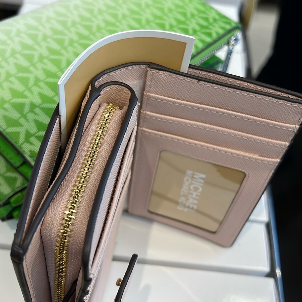 Michael Medium Crossgrain Leather Bifold Wallet
Powder Blush 
NWT - Picture 16 of 16